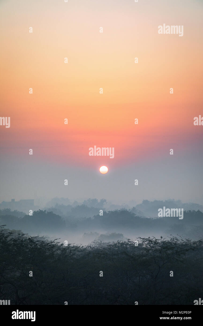 Un matin tôt lever du soleil d'hiver avec fine couche de brume à la plus célèbre Qutub Minar dans la capitale de New Delhi Banque D'Images