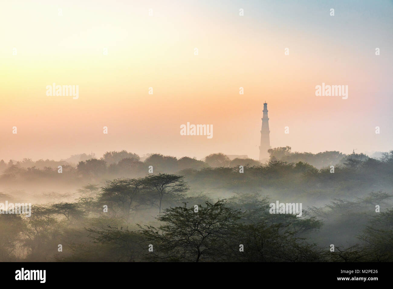 Un matin tôt lever du soleil d'hiver avec fine couche de brume à la plus célèbre Qutub Minar dans la capitale de New Delhi Banque D'Images