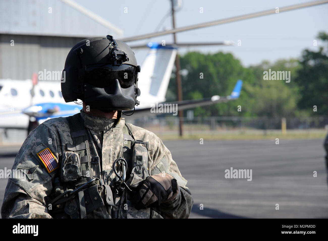 La Garde nationale du Texas UH-60 Blackhawk, chef d'équipage Sgt Kevin McLaughlin, se prépare à lancer. Les équipages lancé à partir de la facilité de soutien d'aviation de l'armée d'Austin pour aider à lutter contre les incendies de forêt du nord du Texas. Les avions sont équipés d'un seau Bambi, qui transporte plus de 600 gallons d'eau, de lutte contre les incendies. (Photo par Malcolm McClendon, Texas Le Bureau des affaires publiques des Forces militaires.) 110416-A-FG822-126 par Texas Département militaire Banque D'Images