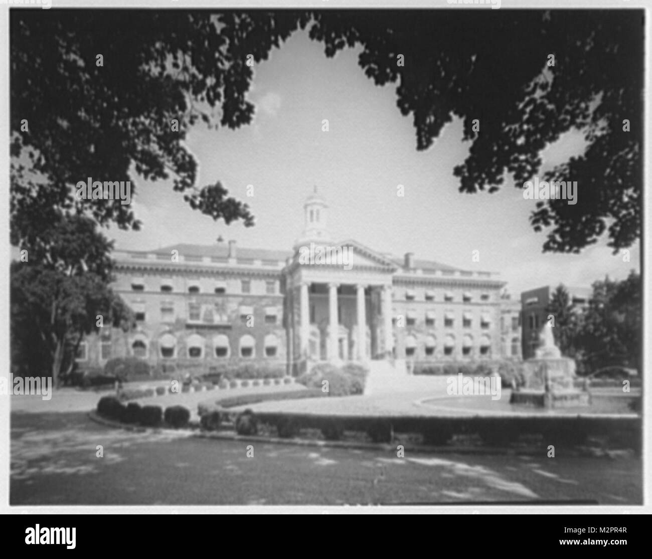 De l'hôpital Walter Reed. Face de l'hôpital Walter Reed avec fontaine je Créateur(s) : Horydczak, Theodor, ca. 1890-1971, photographe LC-H814-T01-H04-002-A, Library of Congress, Prints and Photographs par MilitaryHealth WalterReedHospital 010 Division Banque D'Images