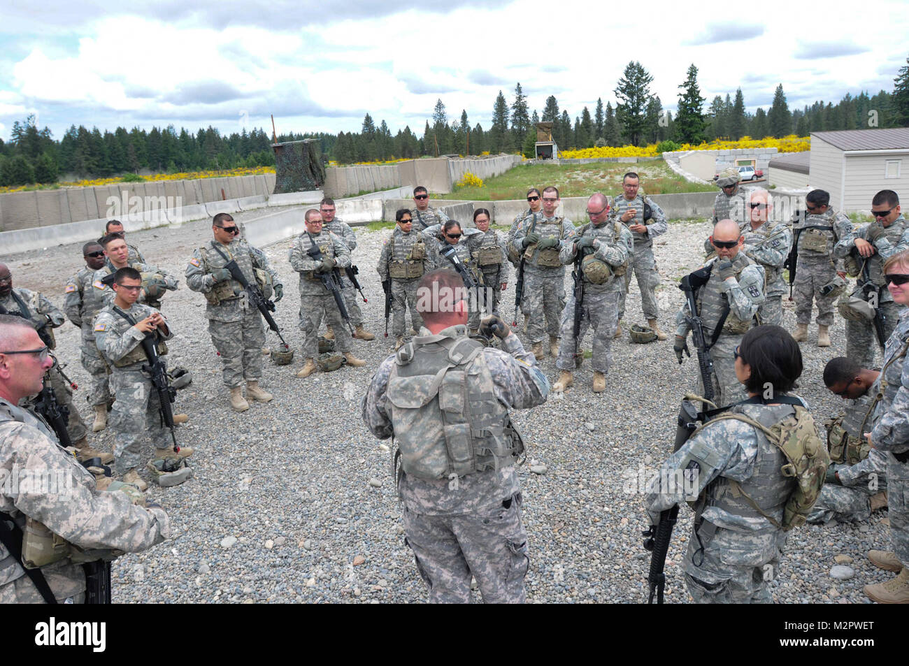 Les soldats de la 113e Détachement de contrôle du stress de combat Mener une analyse après action sur le point de contrôle d'entrée à la formation de base commune Lewis McChord, dans le 113e se prépare en vue de leur déploiement en Afghanistan. (Photo par le Major Matt Laurent, 807ème Affaires publiques MDSC) 20110611-DSC 6131-122 par 807MCDS Banque D'Images
