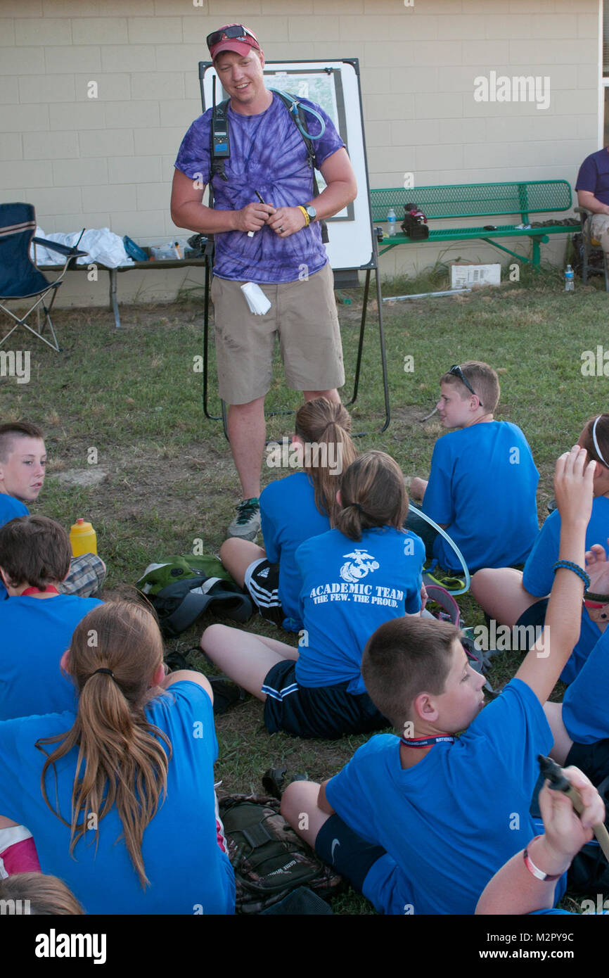 La Garde nationale de l'Oklahoma Kids Kamp 2011 campeurs acquérir de précieuses compétences en navigation terrestre et naviguer jusqu'à 4 points de nav des terres. Jour 4 Navigation Terrestre 003 par la Garde nationale de l'Oklahoma Banque D'Images