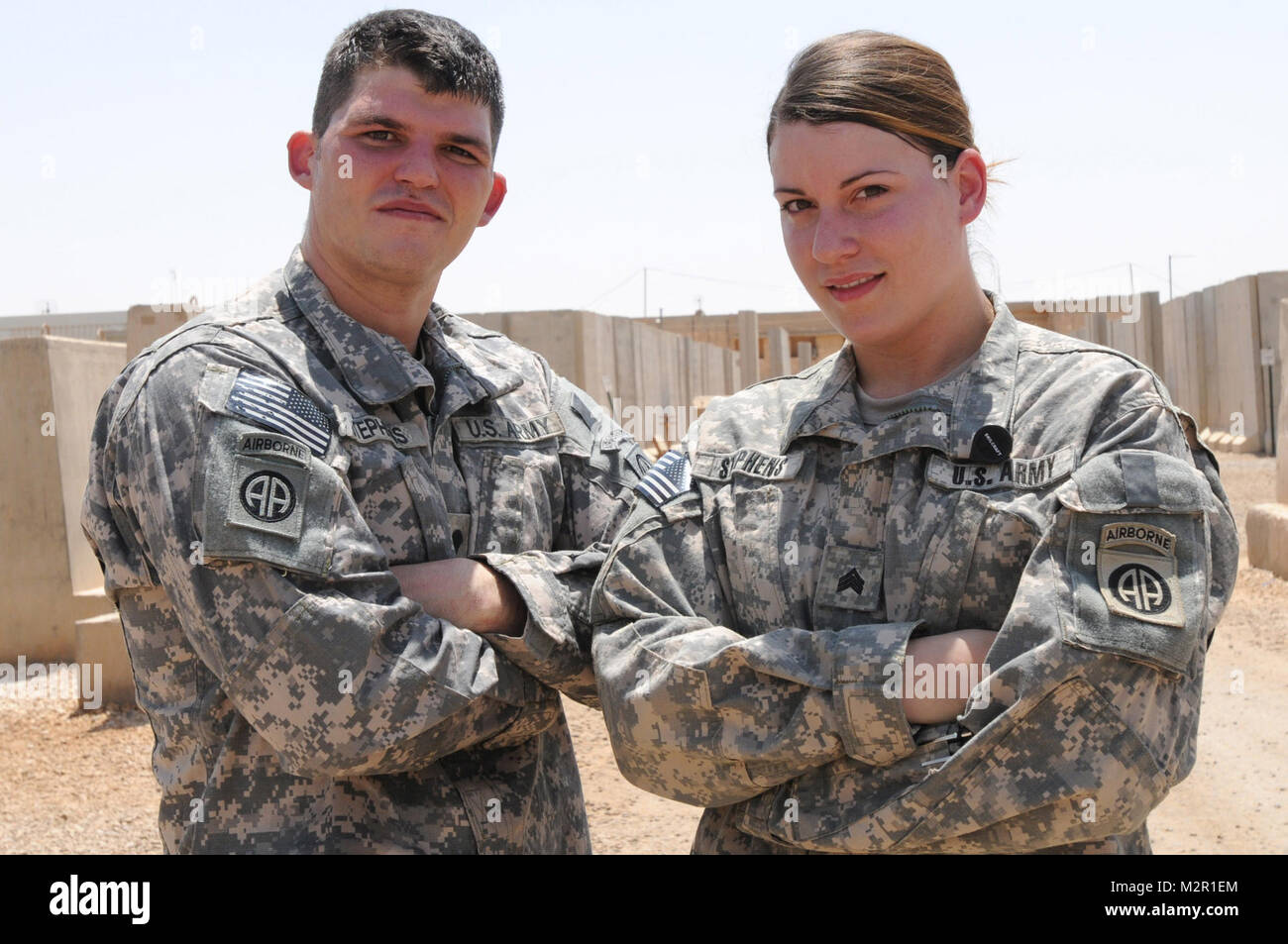 La CPS. Charles Stephens, un spécialiste de la communication, et son épouse, le Sgt. Julia Stephens, un analyste de terrain, sont déployés ensemble au Camp Ramadi, en Irak, avec l'Administration centrale et de l'Administration centrale, Coompany 2e Brigade d'aider et de conseiller, 82e Division aéroportée. Les deux jours de leur déploiement sur les documents et en affiche les vidéos en ligne pour leurs deux enfants, qui restent avec les parents de Julia à Chapel Hill, NC. Charles est originaire de Rogersville, Tenn., alors que Julia, qui a été élevé à Bad Nauheim, Allemagne, a ensuite déménagé à Chapel Hill avec ses parents.(U.S. Photo de l'armée par le Sgt. Kissta M. Feldner, 2/82 PA Banque D'Images