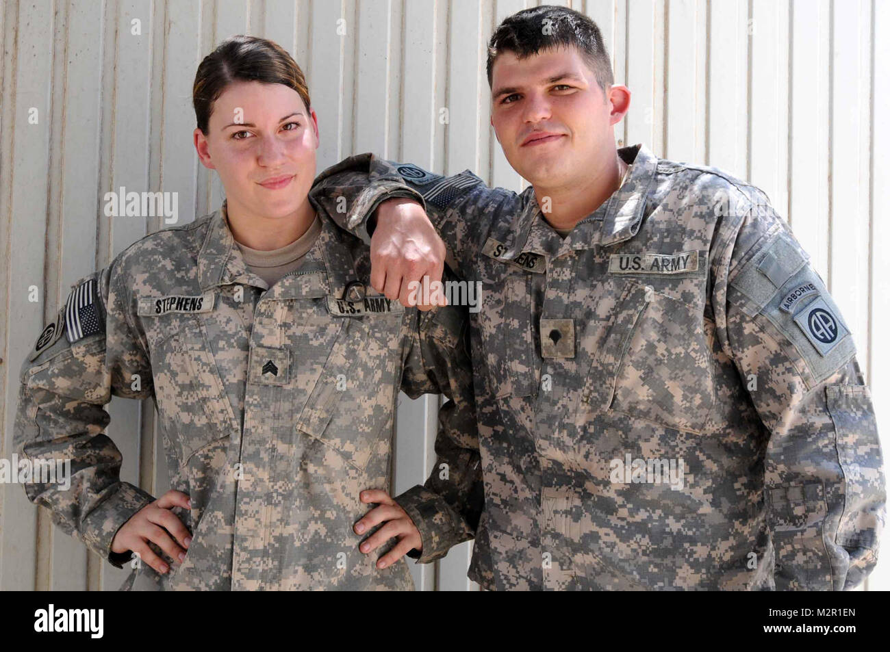 Le Sgt. Julia Stephens, un analyste de terrain, et son mari, le SPC. Charles Stephens, un spécialiste de la communication, sont déployés ensemble au Camp Ramadi, l'Iraq, dont le siège s et de l'Administration centrale, 2e compagnie d'aider et de conseiller, Brigade 82nd Airborne Division. Les deux jours de leur déploiement sur les documents et en affiche les vidéos en ligne pour leurs deux enfants, qui restent avec les parents de Julia à Chapel Hill, N.C. Charles est originaire de Rogersville, Tenn., alors que Julia, qui a été élevé à Bad Nauheim, Allemagne, a ensuite déménagé à Chapel Hill avec ses parents.(U.S. Photo de l'armée par le Sgt. Kissta M. Feldner, 2/8 Banque D'Images