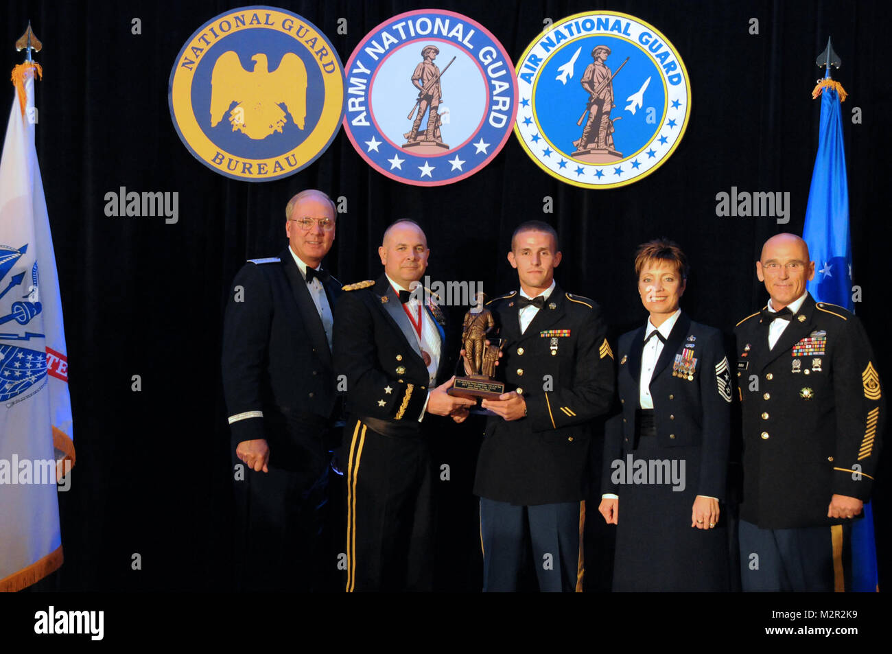 Le sergent de l'armée. Guy Mellor, avec la Garde nationale de l'Utah est présentée une statue minuteman pour sa nomination comme sous-officiers de la Garde nationale de l'Armée 2011 Officier de l'année au cours de la Garde nationale 2011 soldats et aviateurs exceptionnels de l'année Août 10, 2011 banquet. Lindberg a été présenté son prix par Air Force Le général Craig McKinley, chef de la Garde nationale, le général de bureau Timothy Kadavy, directeur adjoint de la Garde nationale d'armée, chef de la commande Master Sgt. Denise Jelinski-Hall, senior advisor fait appel au chef du Bureau de la Garde nationale et le Sgt. Le Major Richard Burch, la commande le Sgt. Maj Banque D'Images