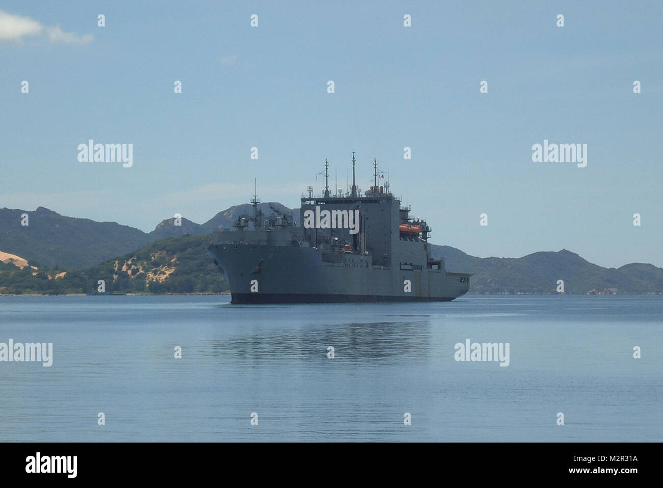 La baie de Cam Ranh, Vietnam (16 août 2000 18, 2011) le transport maritime de marchandises sèches commande militaire/munitions ship USNS Richard E. Byrd à l'ancre tout en subissant une routine d'entretien de sept jours de disponibilité. Byrd est le premier navire de la Marine américaine à visiter le port en plus de 38 ans. A quitté la baie de Cam Ranh Byrd Le 23 août pour revenir à ses fonctions normales d'approvisionnement des navires de la marine américaine en mer dans l'ouest du Pacifique et l'Océan Indien. (U.S. Photo par Marine Anh Ho) l'USNS Richard E. Byrd par # PACOM Banque D'Images