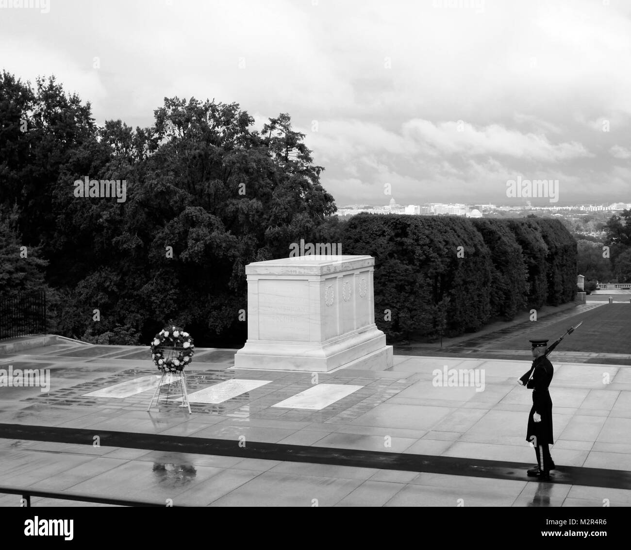 Sentinelle une tombe du 3e Régiment d'infanterie des États-Unis fait une pause de 21 secondes avant de passer devant la tombe des inconnues dans le Cimetière National d'Arlington, Va. Norfolk District, U.S. Army Corps of Engineers travaille le cimetière et d'autres organismes pour réparer les fissures dans la pierre sur la tombe. (U.S. Photo de l'armée par Kerry Solan) 110907-A-ET072-088 par norfolkdistrict Banque D'Images