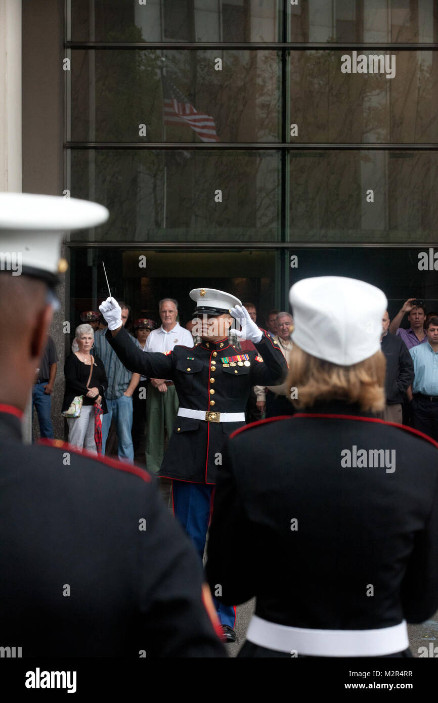 NEW YORK -- Le Sergent Jerry Williams effectue la 2e escadre aérienne Marine Band sous la pluie à côté de New York Vietnam Veterans Memorial ici, 7 septembre. Williams est un Madera, Ca., autochtone et membre de la 2e escadre aérienne de la marine stationné à bande Marine Corps Air Station Cherry Point, N.C. Le groupe est à New York pour commémorer le 10e anniversaire de l'attaque terroriste du 11 septembre. Marine Corps officiel (photo par le Sgt. Randall A. Clinton / RELÂCHÉ) Marine band joue à New York la pluie par NYCMarines Banque D'Images