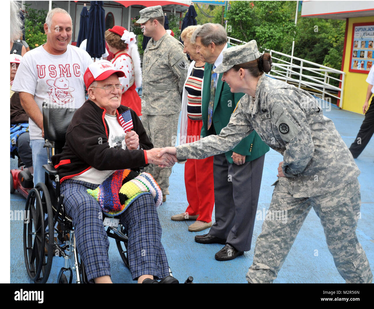 20110909-A-B5818-0004 Master Sgt. Stephanie Reid, avec le 316e de soutien expéditionnaire, commande Township, PA, un vétéran d'offres qu'en quittant l'adieu 31 e partage et d'entraide des anciens combattants hospitalisés- Croisière sur le 9 septembre 2011. Les trois heures de tenue de l'événement sur quatre jours consécutifs, fournit aux anciens combattants-hospitalisés une chance d'interagir avec d'autres anciens combattants, profiter de paysages magnifiques, de la bonne nourriture et des divertissements en direct. (Photo avec la permission de Sgt. Joseph Bitet, 316e Commandement de soutien expéditionnaire) 20110909-A-B5818 0004 par 316E ESC Banque D'Images