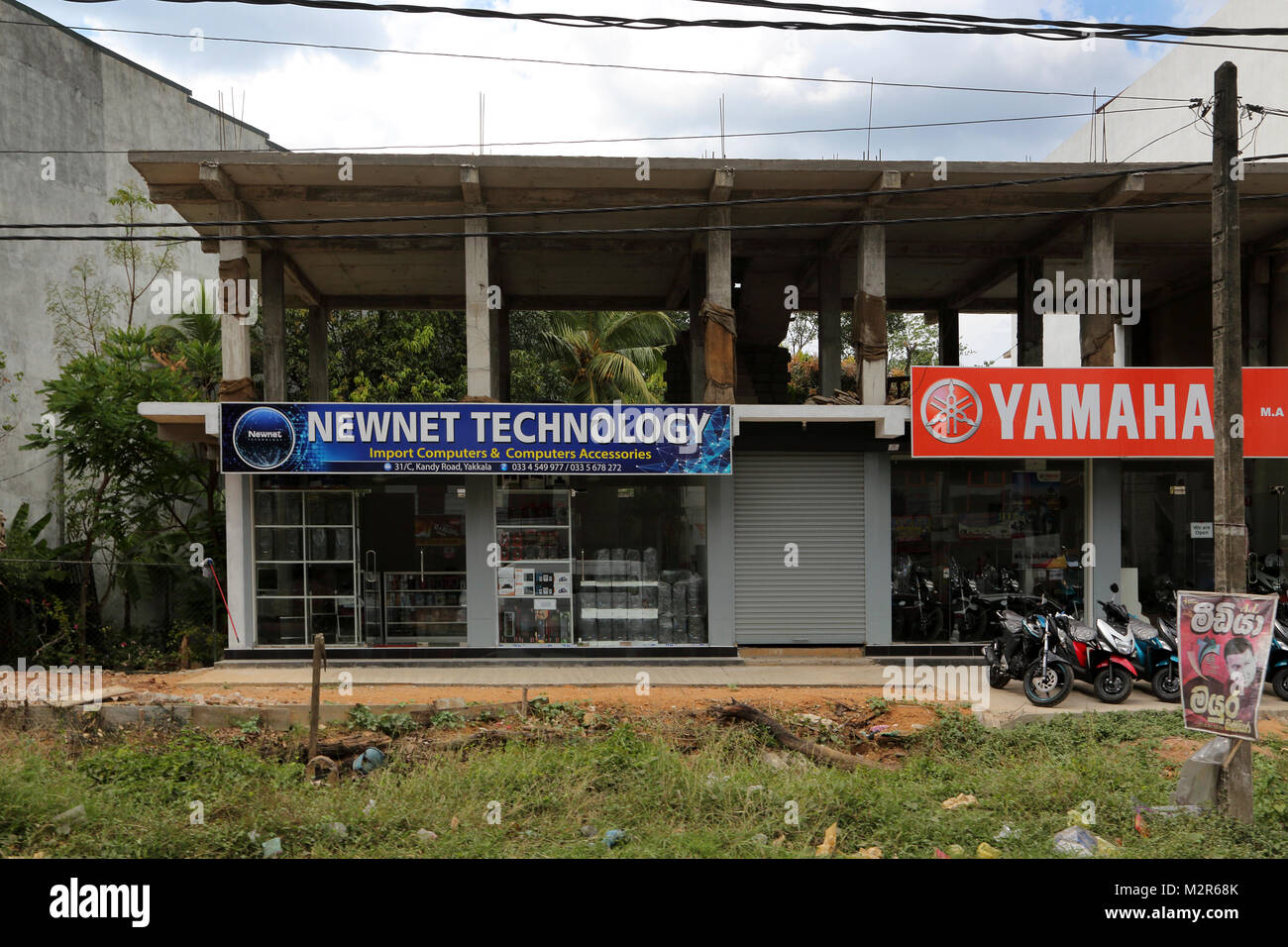 Route de Kandy au Sri Lanka Yakkala Newnet Computer shop et magasin Moto Yamaha Banque D'Images