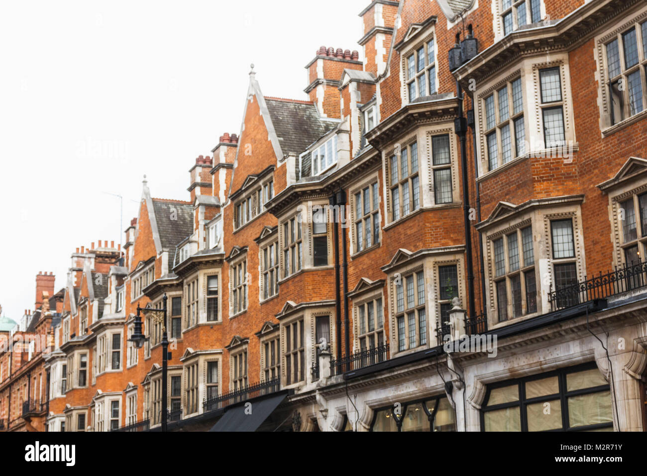 Hassade fermer fenêtres en baie et constructions d'une maison de ville de Londres Banque D'Images