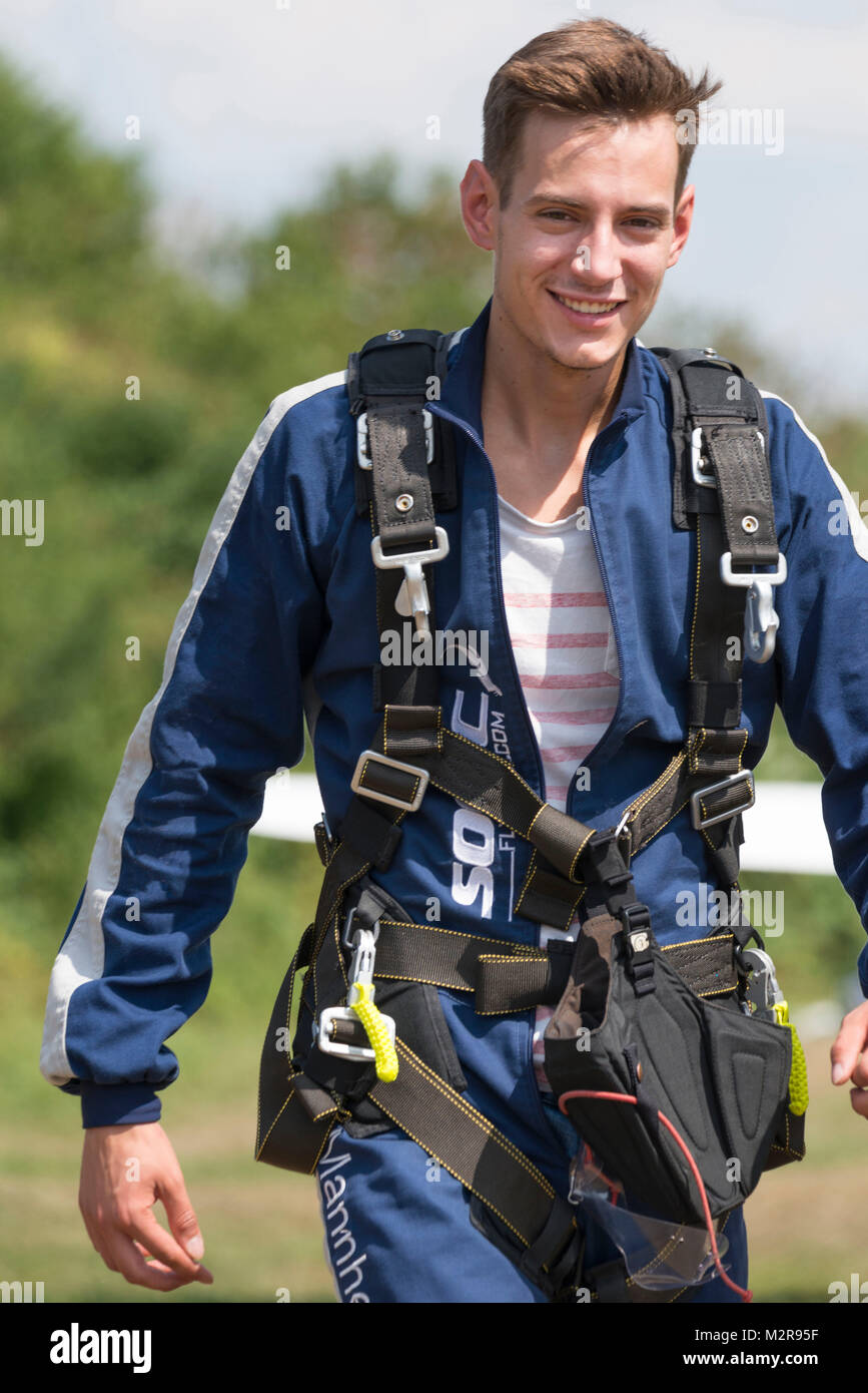 Jeune homme de vol parapente Banque D'Images