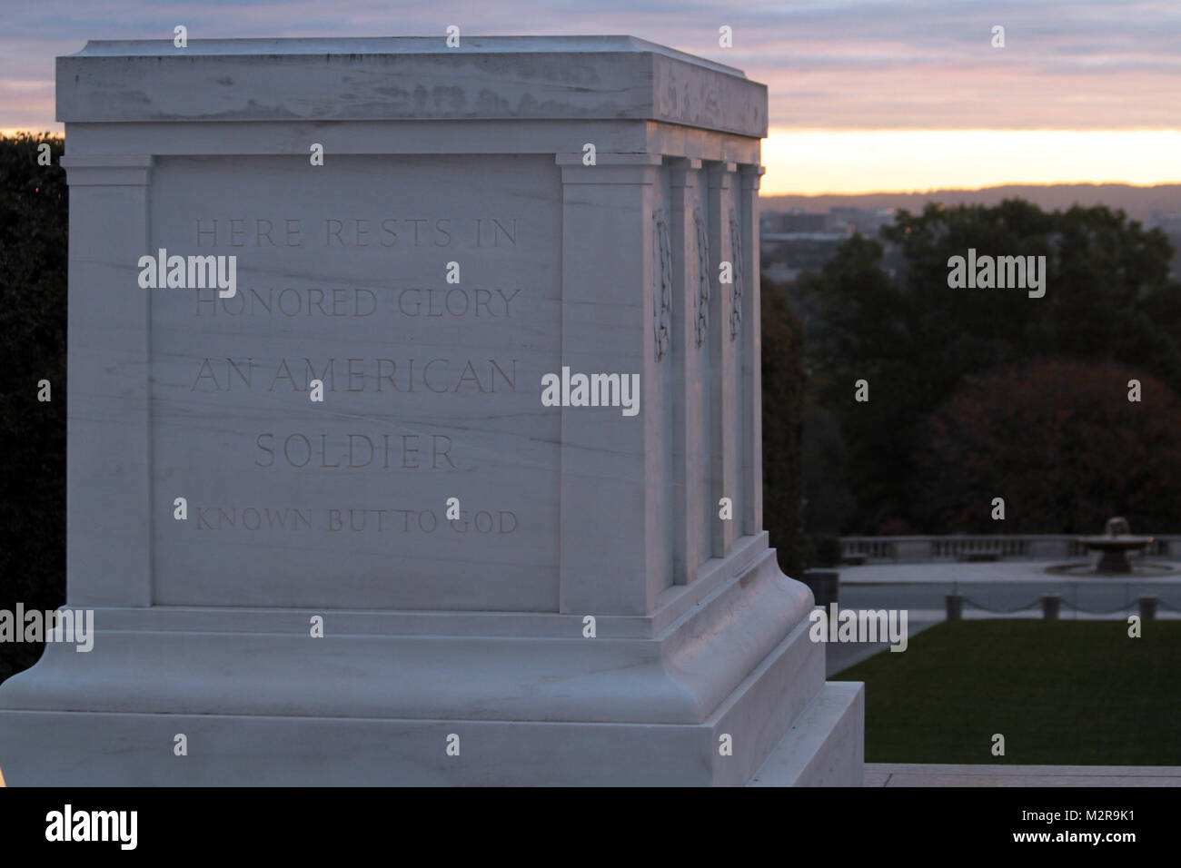 La Tombe de l'inconnu est à l'aube le 21 octobre 2011 à Arlington National Cemetery. Experts réunis auprès de la tombe ce matin pour inspecter les réparations de fissures dans la pierre du tombeau. (U.S. Photo de l'armée/Kerry Solan) 111021-A-ET072-197 par norfolkdistrict Banque D'Images