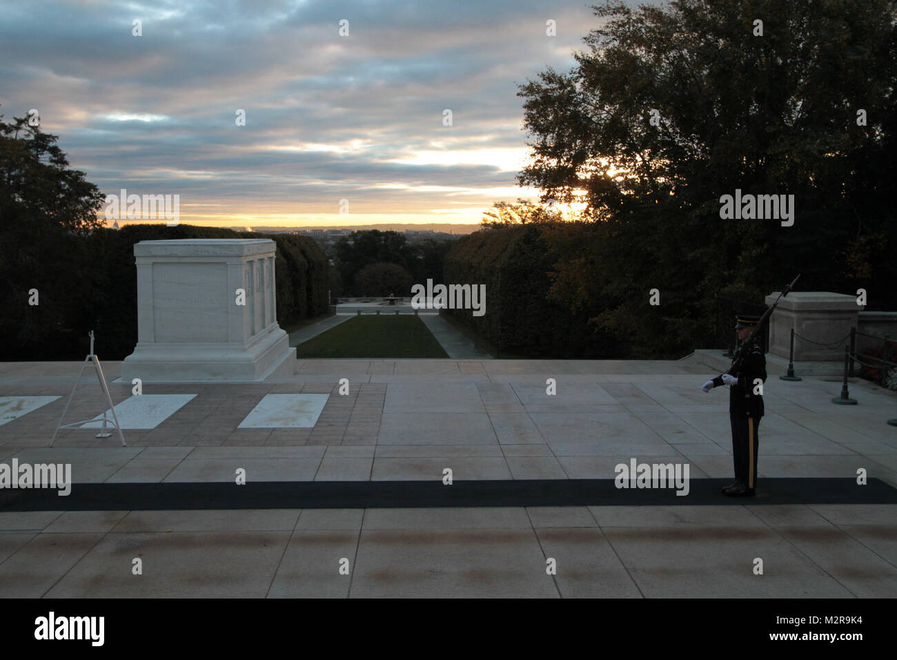 Une vieille garde à l'attention des sentinelles sur la Tombe des Inconnus au cimetière national d'Arlington, le 21 octobre 2011. Il y a rassemblé des experts tôt ce matin pour inspecter les réparations de fissures dans la pierre du tombeau. (U.S. Photo de l'armée/Kerry Solan) 111021-A-ET072-213 par norfolkdistrict Banque D'Images