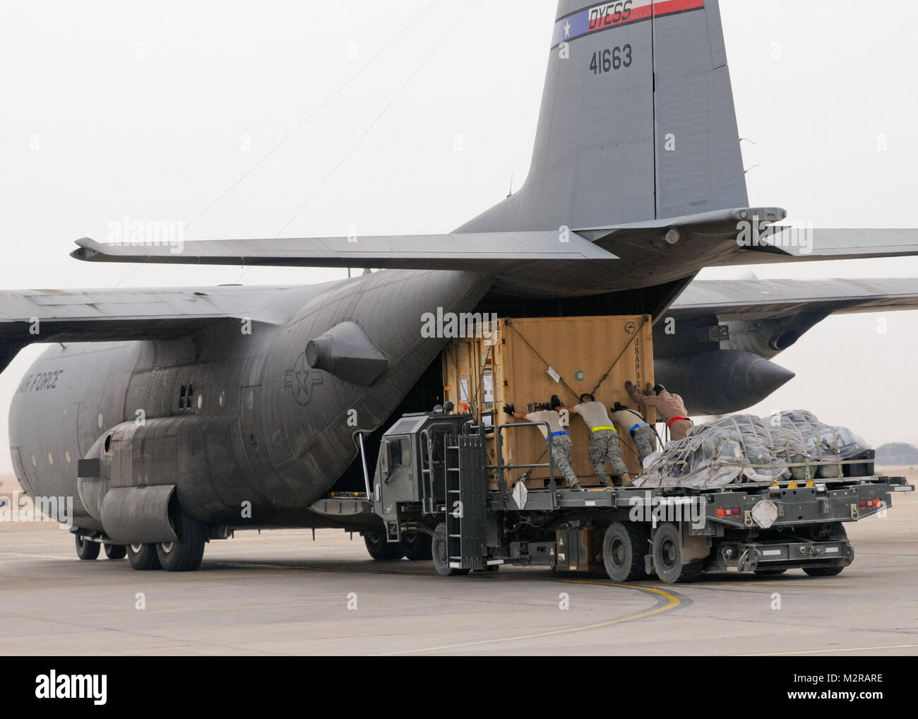 Les membres du Service avec le 407e groupe expéditionnaire de la charger les conteneurs de fret sur un C-130 sur la base d'opérations d'urgence Adder le 26 octobre. Ces avions ont transporté l'essentiel des membres du service américain de le redéployer. L'aéronef et l'équipage sont occupés pendant le prélèvement des forces en Iraq. Chargement par United States Forces - Iraq (inactif) Banque D'Images