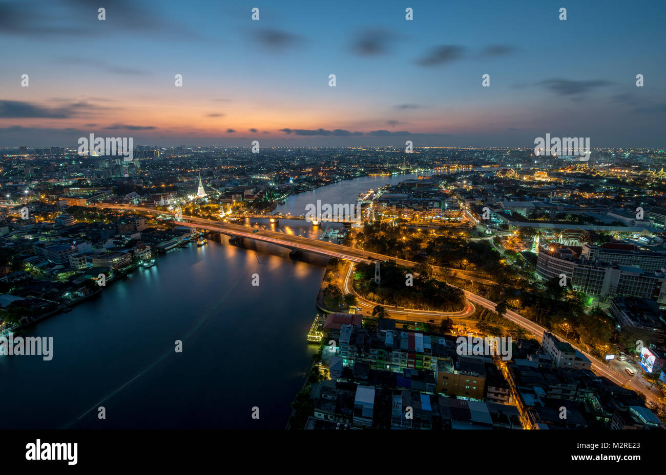 Coucher de scène avec Phra Phuttha Yodfa Bridge, Memorial Bridge et rivière Chao Praya, à Bangkok Banque D'Images