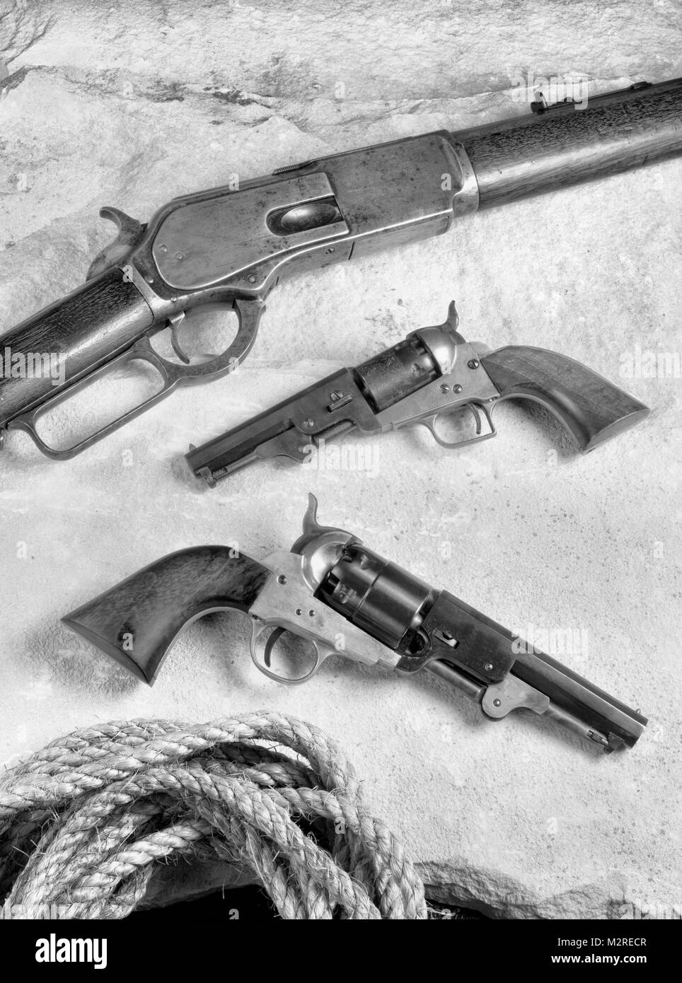 Vieux fusil cowboy de l'ouest et pistolets en noir et blanc. Banque D'Images