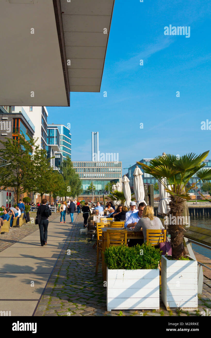 Cafe Restaurant terrasses, Dalmannkai, HafenCity, Hambourg, Allemagne Banque D'Images