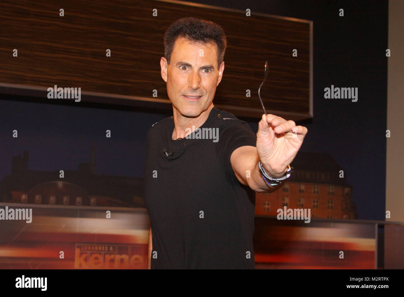 Kerner, Hambourg, 11.11.2008, Magier Uri Geller (61) (une Ausserirdische glaubt. Senneur dans neuen Show sera er Mit Hilfe eines ins Radioteleskops Nachrichten und schicken tous mit Ausserirdischen Kontakt aufnehmen) Banque D'Images