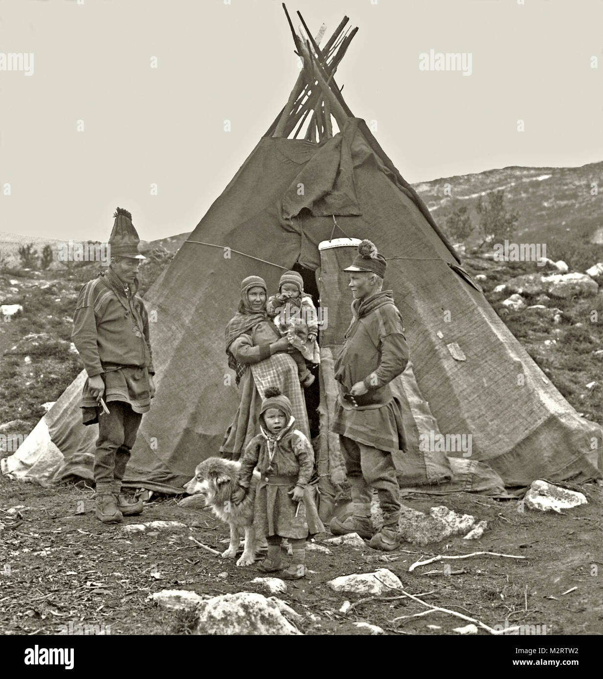 Famille Lapp devant leur tente pendant les mois d'été, Norvège c.1900. Banque D'Images Famille Lapp devant leur tente pendant les mois d'été, Norvège c.1900. Banque D'Images