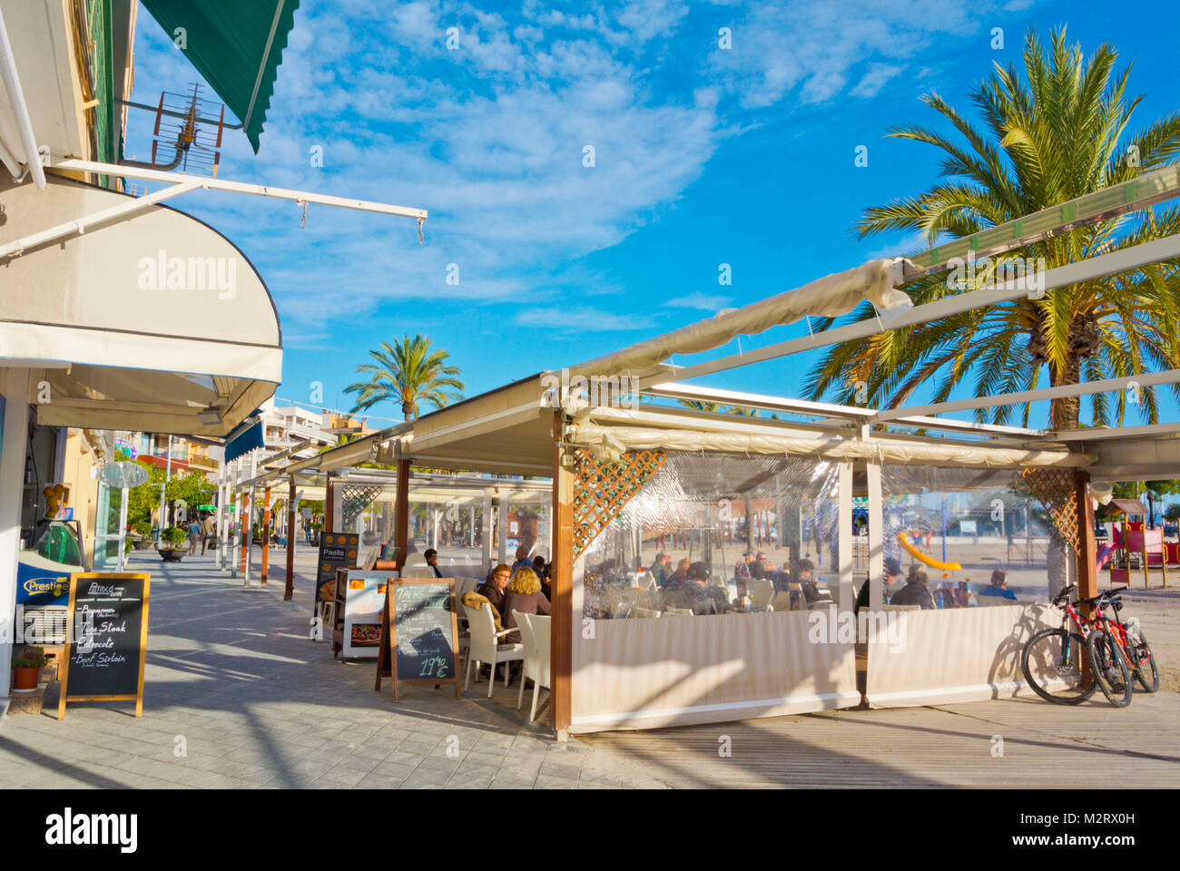 Terrasse de restaurant en Platja d'Alcudia beach, Port d'Alcudia, Majorque,  Iles Baléares, Espagne Photo Stock - Alamy