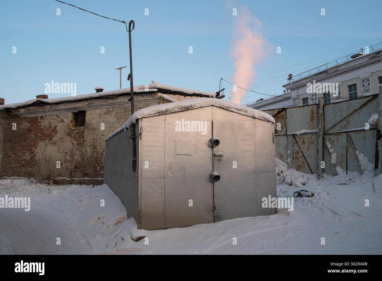 Un garage isolé et chauffé à Yakutsk en Sibérie. Iakoutsk est un important port sur le fleuve Lena. Il est desservi par le l'aéroport de Iakoutsk ainsi que le Banque D'Images