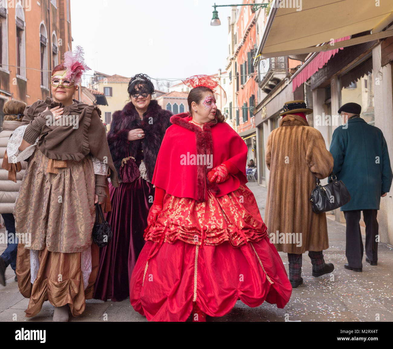 Des gens habillés pour carnaval vénitien Banque D'Images