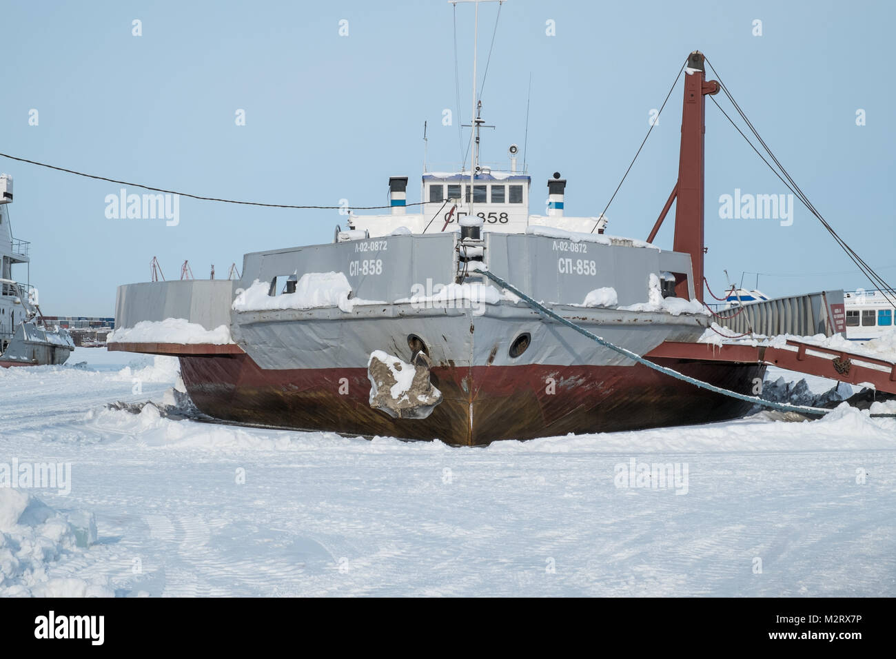 Un navire gelés en port sur le fleuve Lena à Iakoutsk, en Sibérie est un port important sur le fleuve Lena. Il est desservi par le l'aéroport de Iakoutsk, ainsi que le s Banque D'Images