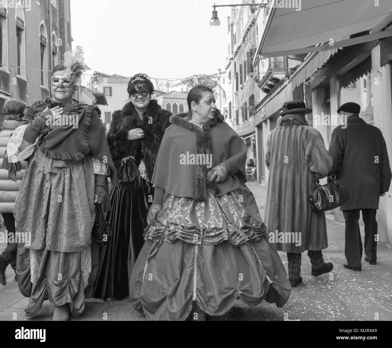 Des gens habillés pour carnaval vénitien Banque D'Images