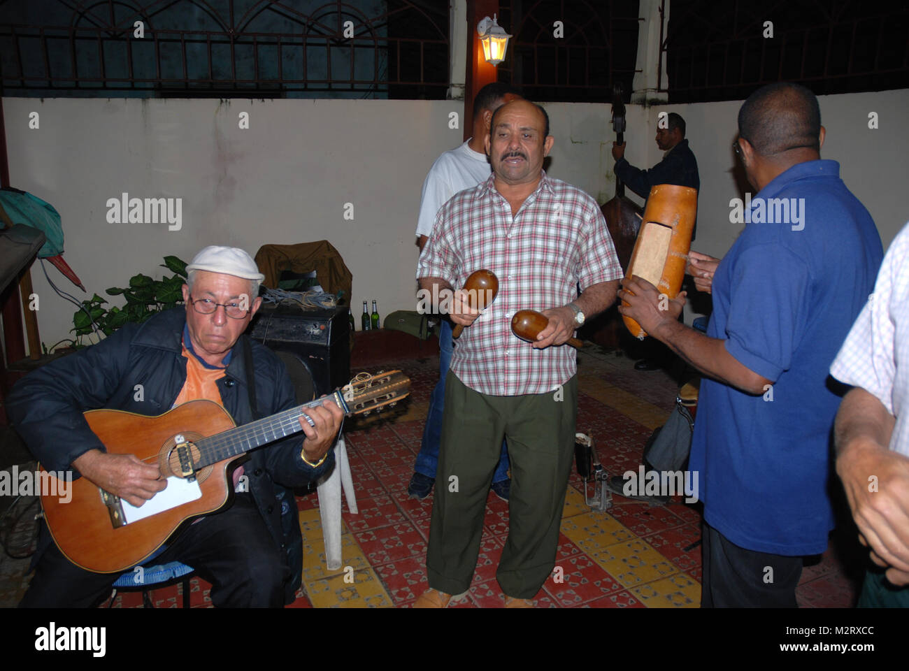 Musiciens cubains jouer à la trova di Baracoa, Baracoa, Cuba Banque D'Images