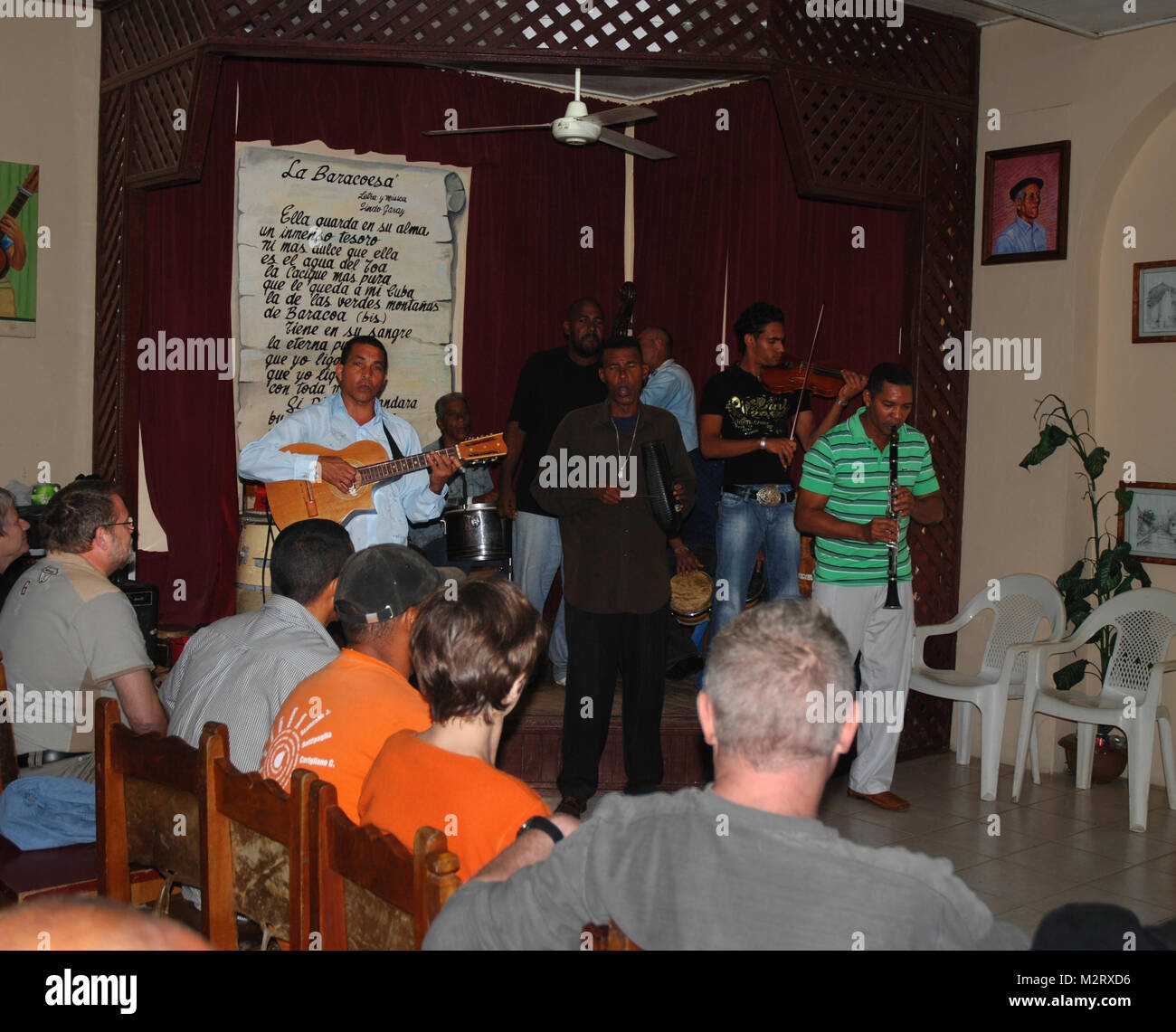 Musiciens cubains à l'affiche à l'Trovao di Baracoa, Baracoa, Cuba Banque D'Images