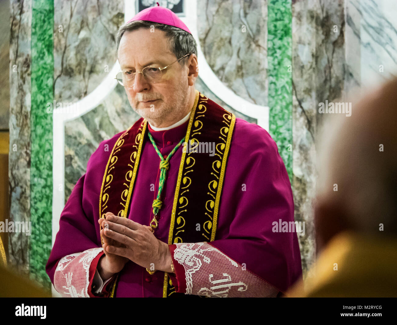 Kiev, Ukraine. 7 Février, 2018. Le Nonce apostolique en France, Mgr Claudio Gugerotti. - Dans la Cathédrale Saint Alexandre de Kiev, la célébration de la journée de Saint Maron a eu lieu. Maron était un 4ème siècle Christian Moine dans les montagnes du Taurus disciples qui, après sa mort, fondée en l'Église Maronite. Cet événement a eu lieu grâce aux efforts de la diaspora au Liban de l'Ukraine sous les auspices de l'Archevêque Mechislav Mokshinsky, le Métropolite de Lviv et le chef de la Conférence des évêques catholiques en Ukraine, en présence du Nonce Apostolique en Ukraine, Archb Banque D'Images