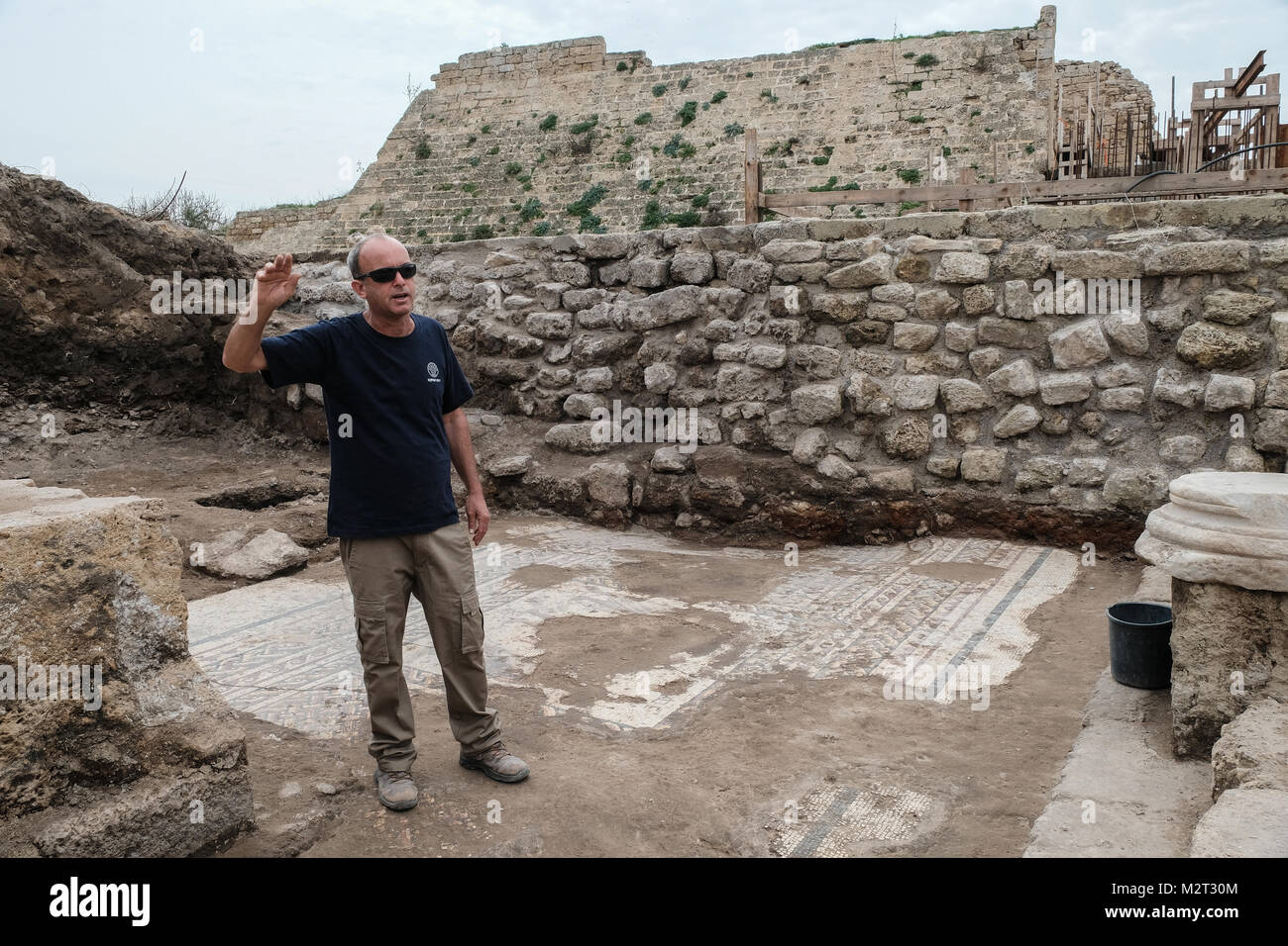 Césarée, en Israël. 8 Février, 2018. Ce que les archéologues considèrent une remarquable, rare, période romaine, mosaïque multicolore est découvert dans les fouilles dans le Parc National de Césarée. En haut de la mosaïque, les archéologues ont trouvé un plus tard, 1 500 ans période Byzantine, structure massive avec des colonnes de marbre, dont l'Autorité israélienne des antiquités, directeur d'excavation UZI ANNONCE, croit faisait partie d'une 'AGORA', d'un vaste espace en commun pour le commerce et l'sociali Crédit : Alon Nir/Alamy Live News Banque D'Images