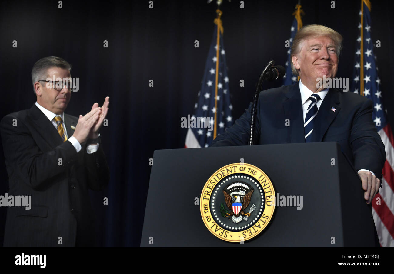 Washington, District de Columbia, Etats-Unis. Feb 8, 2018. Le Président des Etats-Unis, Donald J. Trump accepte les applaudissements de représentant américain Randy Hultgren (républicain de l'Illinois), gauche, pendant le petit déjeuner de prière, le 8 février 2018, à Washington, DC. Des milliers de partout dans le monde assistent à la rencontre œcuménique annuelle et chaque président depuis que le président Dwight Eisenhower a abordé l'événement. Crédit : Mike Theiler/Piscine via CNP Crédit : Mike Theiler/CNP/ZUMA/Alamy Fil Live News Banque D'Images