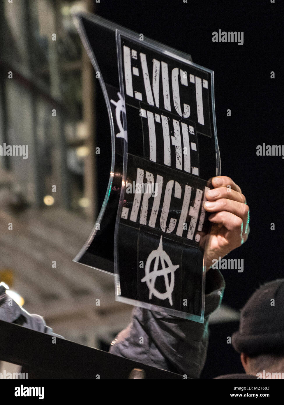 London, UK, 8 février 2018. Le groupe de protestation contre la guerre de classe de luxe appartements vides appartenant à des riches étrangers, en dehors de la Shard London Bridge en (c) Paul Swinney/Alamy Live News Banque D'Images