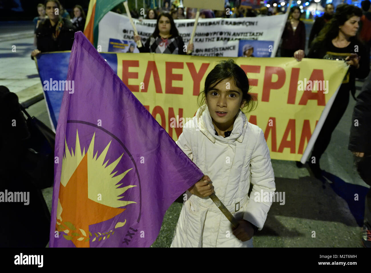 Athènes, Grèce. Feb 8, 2018. Kurdes vivant en Grèce protester contre l'invasion turque en Afrin à Athènes, Grèce. Crédit : Nicolas Koutsokostas/Alamy Live News Banque D'Images