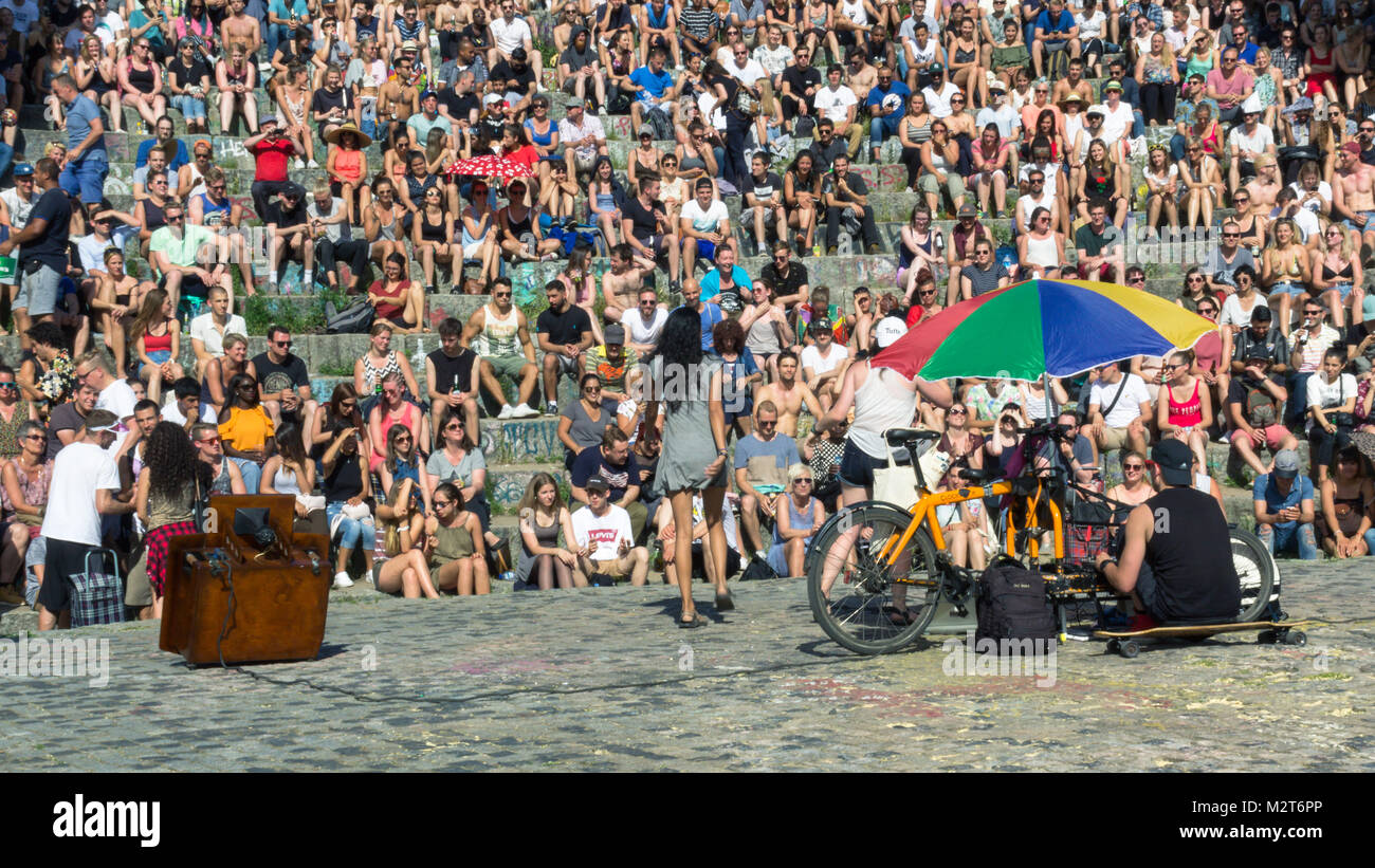 BERLIN, ALLEMAGNE - 11 juin 2017 : personnes chantant à la foule dans la journée de dimanche en karaoké Mauerpark Banque D'Images