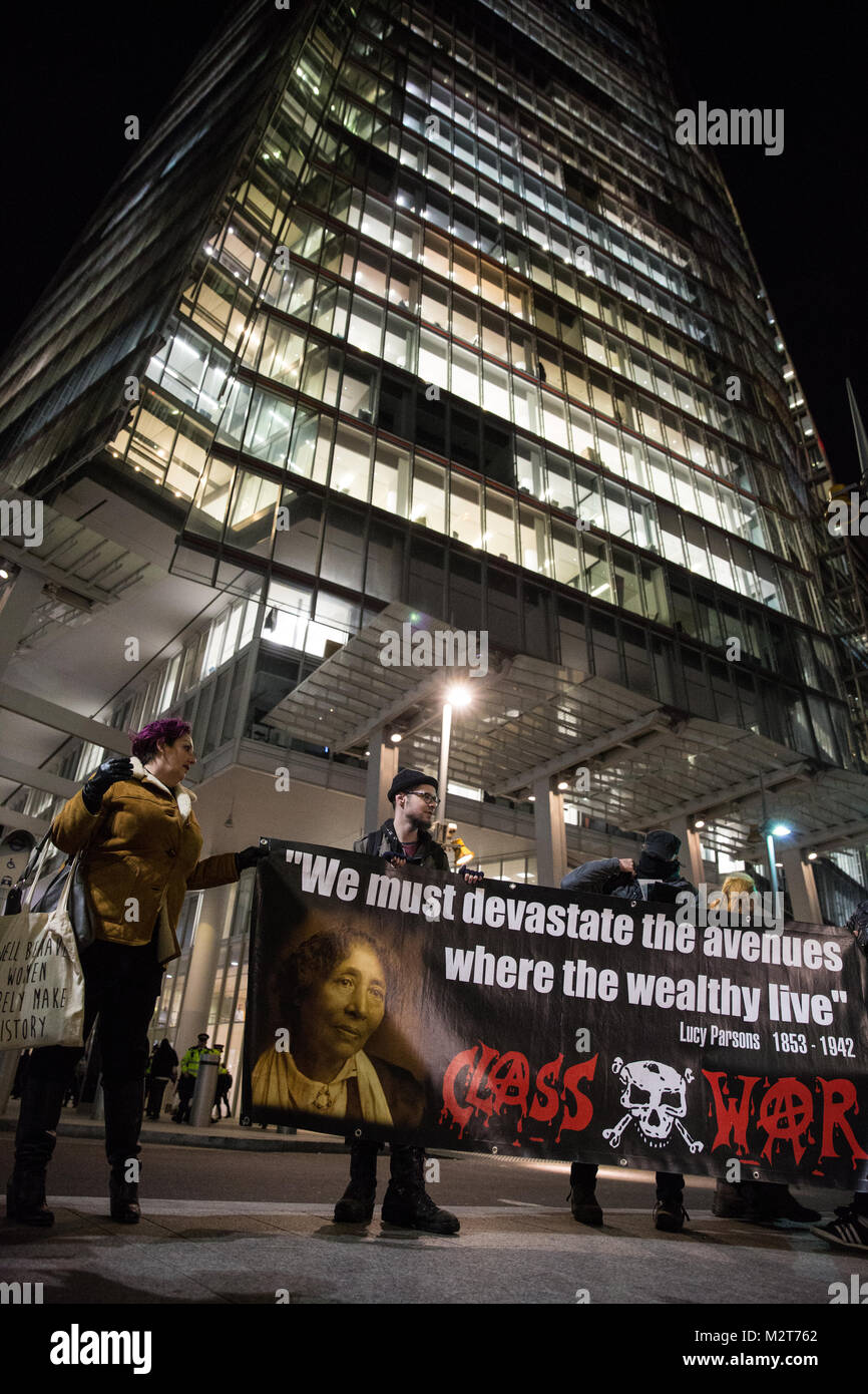 Londres, Royaume-Uni. 8 Février, 2018. Lisa Mckenzie et autres militants de la guerre de classe commencer un hebdomadaire de protestation devant le tesson après qu'il a été révélé que dix millions de livres de plusieurs appartements de luxe restent vides dans les 72 étages de la tour. Guerre de classe ont appelé pour les sans-abri d'être en mesure d'occuper les appartements vides. Credit : Mark Kerrison/Alamy Live News Banque D'Images