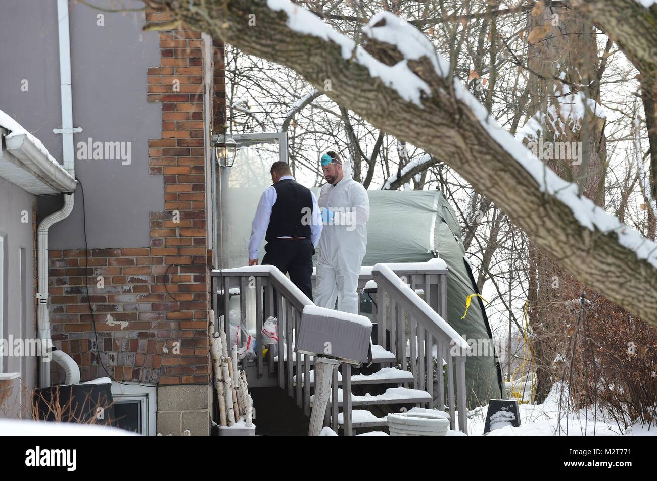 Toronto, Ontario, Canada. Feb 8, 2018. La Police de Toronto enquête sur une maison. Compétentes a tenu une conférence de presse à une résidence sur Mallory Croissant-rouge d'annoncer que six autres séries de vestiges ont été trouvés à des propriétés associées à Bruce McArthur, 66. McArthur a été inculpé de cinq chefs de meurtre au premier degré. La police a utilisé un géoradar, et des chiens, pour localiser les zones supplémentaires à l'accueil croissant Mallory qu'un anthropologue judiciaire va commencer l'excavation de cette semaine. Credit : Victor Biro/ZUMA/Alamy Fil Live News Banque D'Images