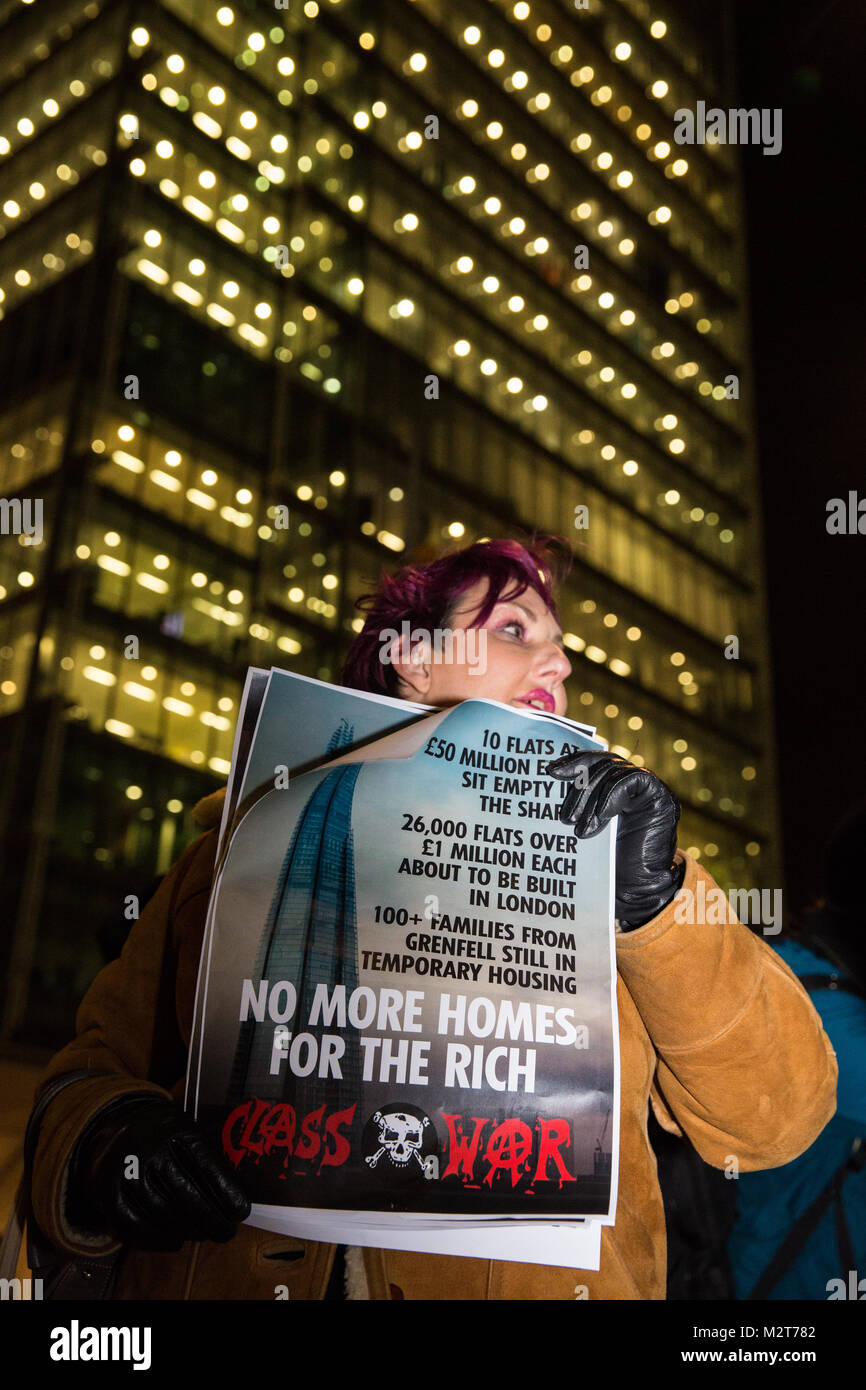 Londres, Royaume-Uni. 8 Février, 2018. Lisa Mckenzie, de guerre de classe se joint à une nouvelle manifestation hebdomadaire à l'extérieur le tesson après qu'il a été révélé que dix millions de livres de plusieurs appartements de luxe restent vides dans les 72 étages de la tour. Guerre de classe ont appelé pour les sans-abri d'être en mesure d'occuper les appartements vides. Credit : Mark Kerrison/Alamy Live News Banque D'Images