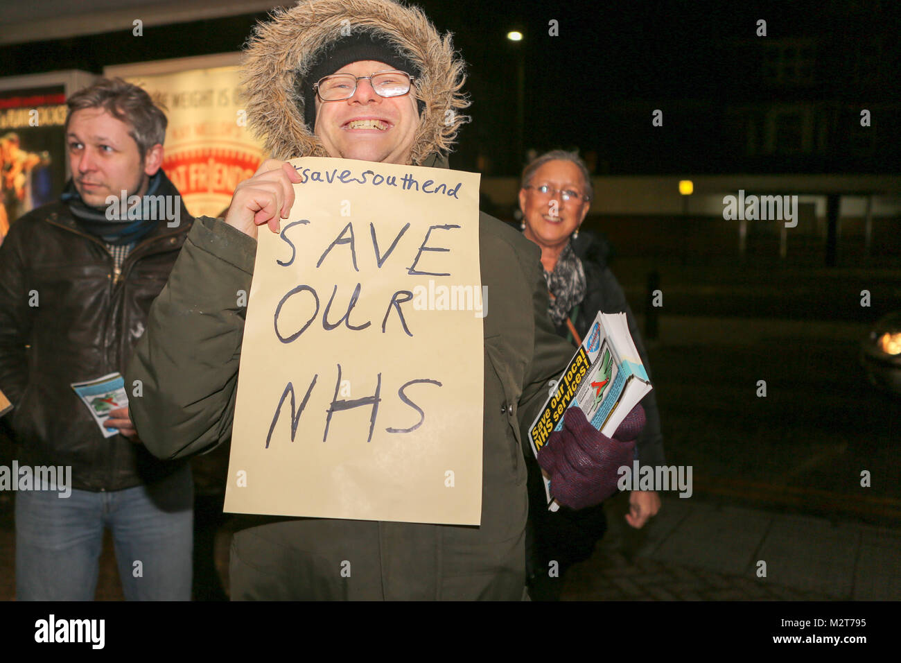 Southend-on-Sea, Essex, Royaume-Uni. Feb 8, 2018. Une petite manifestation a eu lieu en dehors de l'Cliffs Pavilion pour protester contre le projet de fusion des trois hôpitaux locaux, Southend, Basildon et Broomfield avant la réunion publique. En même temps la durabilité et la transformation de partenariat (STP) tiennent une réunion publique pour présenter les changements proposés. Penelope Barritt/Alamy Live News Banque D'Images