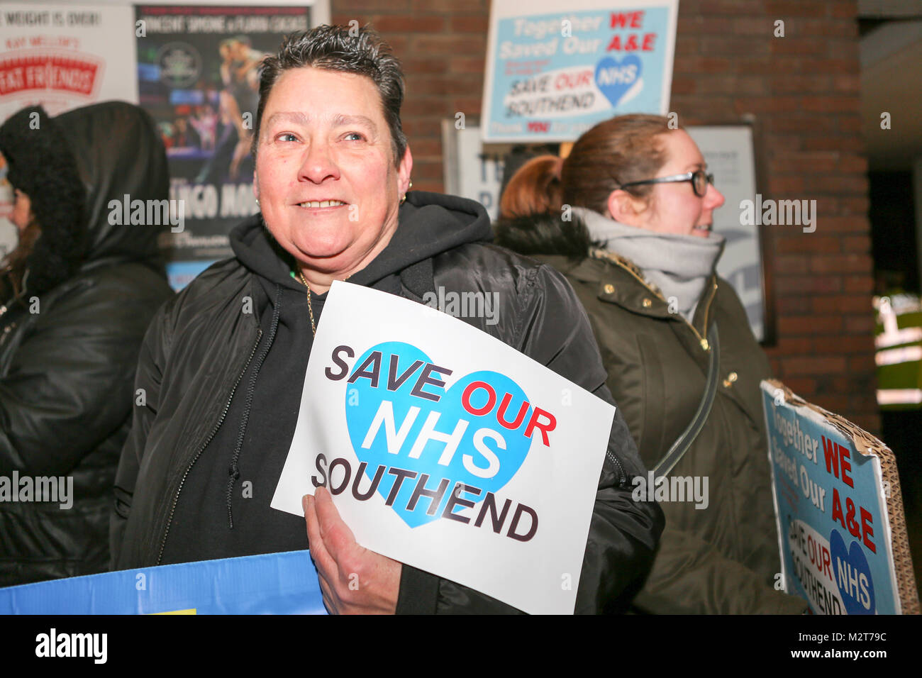 Southend-on-Sea, Essex, Royaume-Uni. Feb 8, 2018. Une petite manifestation a eu lieu en dehors de l'Cliffs Pavilion pour protester contre le projet de fusion des trois hôpitaux locaux, Southend, Basildon et Broomfield avant la réunion publique. En même temps la durabilité et la transformation de partenariat (STP) tiennent une réunion publique pour présenter les changements proposés. Penelope Barritt/Alamy Live News Banque D'Images