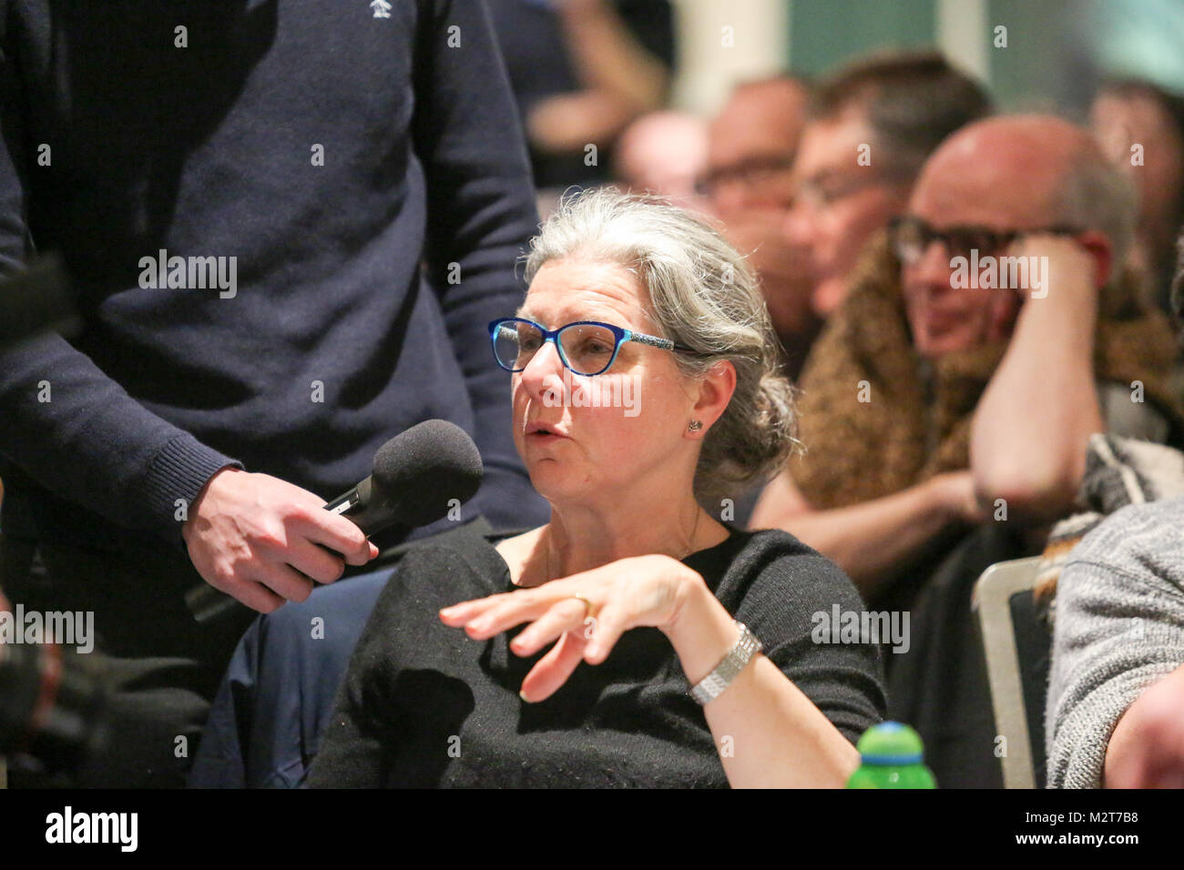 Southend-on-Sea, Essex, Royaume-Uni. Feb 8, 2018. Une petite manifestation a eu lieu en dehors de l'Cliffs Pavilion pour protester contre le projet de fusion des trois hôpitaux locaux, Southend, Basildon et Broomfield avant la réunion publique. En même temps la durabilité et la transformation de partenariat (STP) tiennent une réunion publique pour présenter les changements proposés. Penelope Barritt/Alamy Live News Banque D'Images