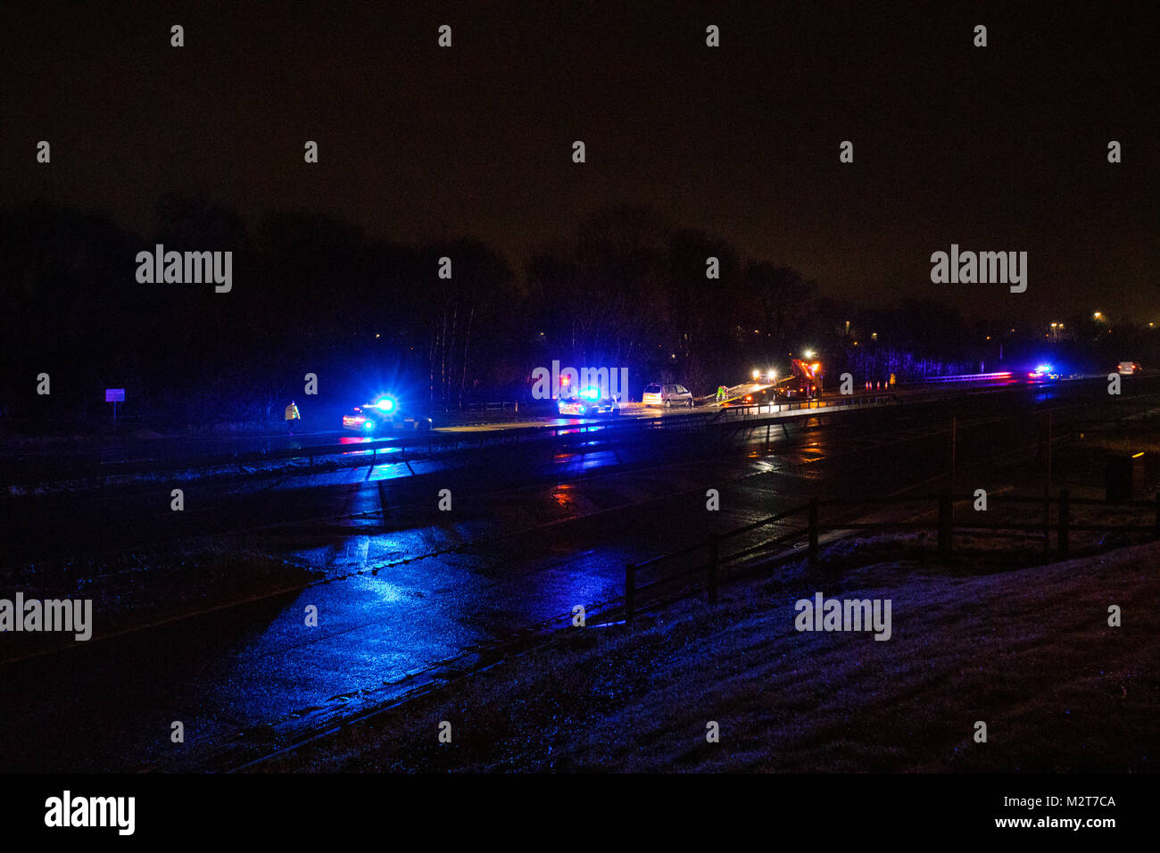 Dernier véhicule d'un véhicule sur la crasse A55 en cours de récupération de nuit avec la police et des services d'urgence présente, Flintshire, Pays de Galles, Royaume-Uni Banque D'Images