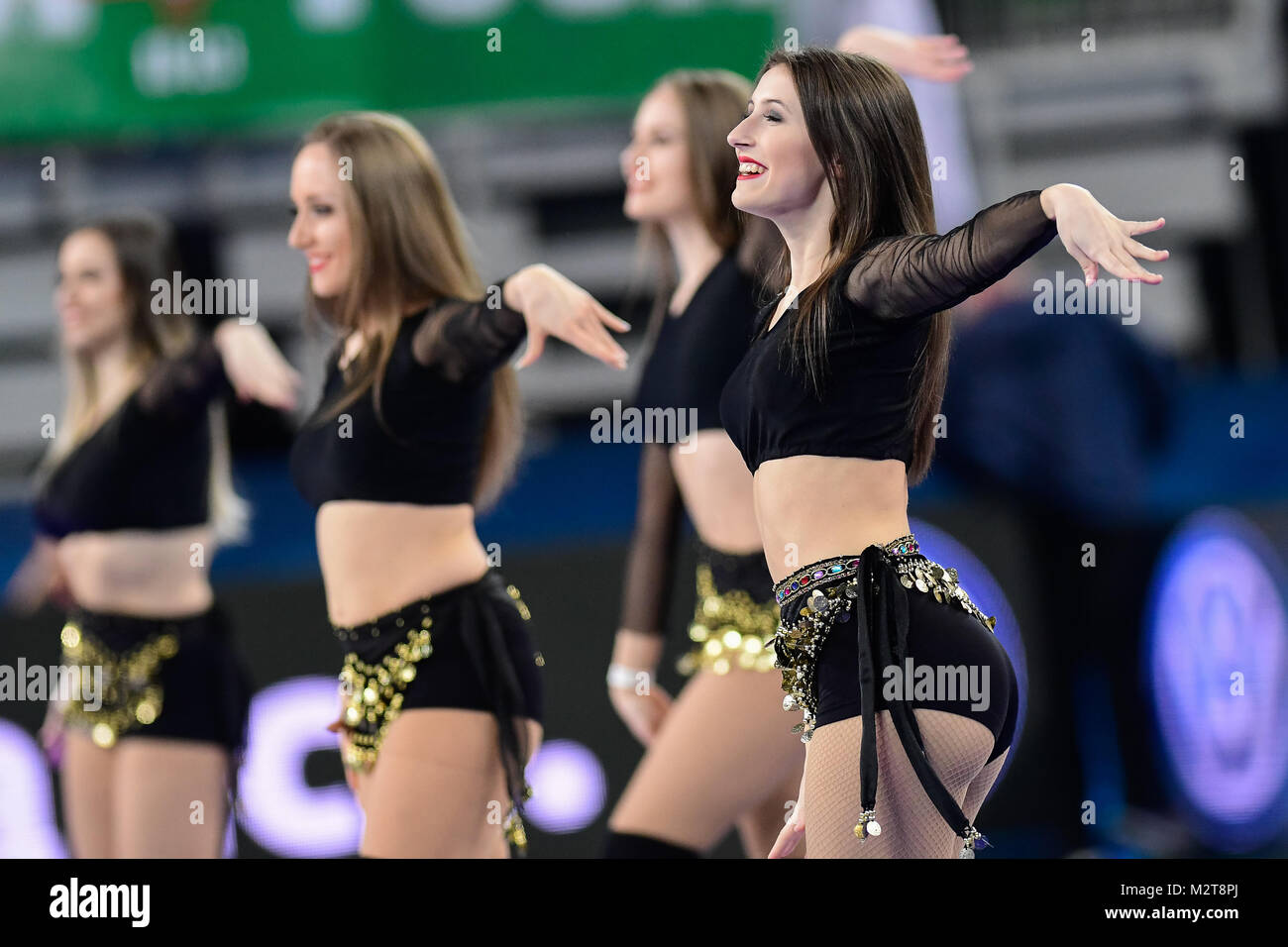 Ljubljana, Slovénie. 8e Februiary, 2018. Chearleaders exécuter pendant l'UEFA Euro 2018 Futsal Championnat demi-finale entre la Russie et le Portugal à Ljubljana, en Slovénie, le 8 février 2018. © Jure Makovec Crédit : Jure Makovec/Alamy Live News Banque D'Images