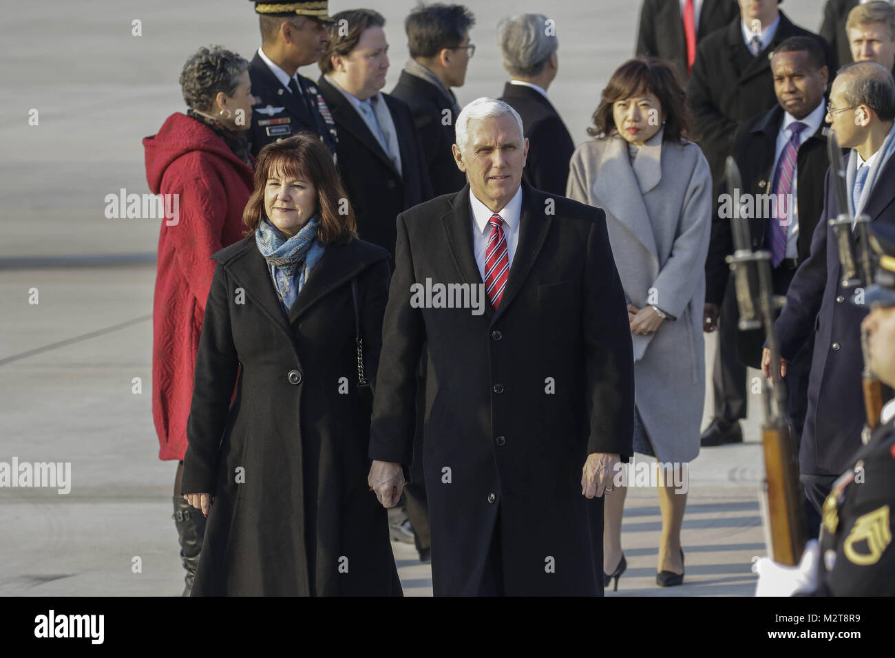 Songtan, Seoul, Corée du Sud. Feb 8, 2018. 8 févr. 2018-Songtan, Corée et les Etats-Unis du sud Vice-président Mike Pence et Karen Pence arrive à Osan air base militaire à Songtan, la Corée du Sud. Vice-président Mike Pence pousse la Corée du Sud pour adopter une attitude plus belliciste vers le nord, comme il est arrivé dans le pays jeudi avant les Jeux Olympiques d'hiver. Pence a rencontré le président de la Lune Jae-in de préconiser une approche lucide envers son belliqueux voisin la puissance nucléaire, la Corée du Nord, mettant en garde contre les ''propaganda'' autour du jeux. Les athlètes des deux Corées s'affronteront dans un esprit d'équipe en Banque D'Images