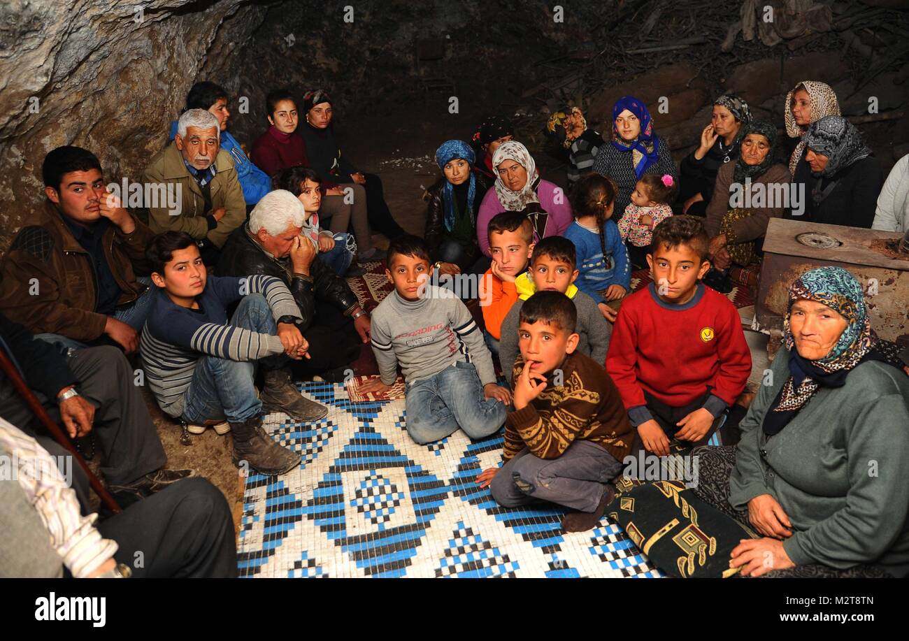 Afrin, la Syrie. Feb 8, 2018. Les Kurdes syriens séjour dans une grotte dans un village de la campagne de l'enclave sous contrôle kurde de l'Afrin, Syrie du nord, le 8 février 2018. Les civils dans la campagne de l'Afrin ont fui leur région à des endroits plus sûrs depuis la campagne militaire menée par les Turcs a commencé contre des combattants kurdes dans Afrin. Credit : Ammar Safarjalani/Xinhua/Alamy Live News Banque D'Images