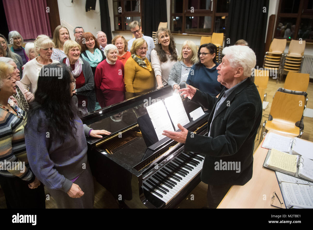 Stuttgart, Allemagne. Feb 6, 2018. Gotthilf Fischer, compositeur et maître de chapelle, conduit son chœur lors d'une séance de photos à l'intérieur d'une répétition générale de l'Fischer-Choir à Stuttgart, Allemagne, 6 février 2018. Fischer fête son 90e anniversaire le 11 février 2018. Credit : Marijan Murat/dpa/Alamy Live News Banque D'Images