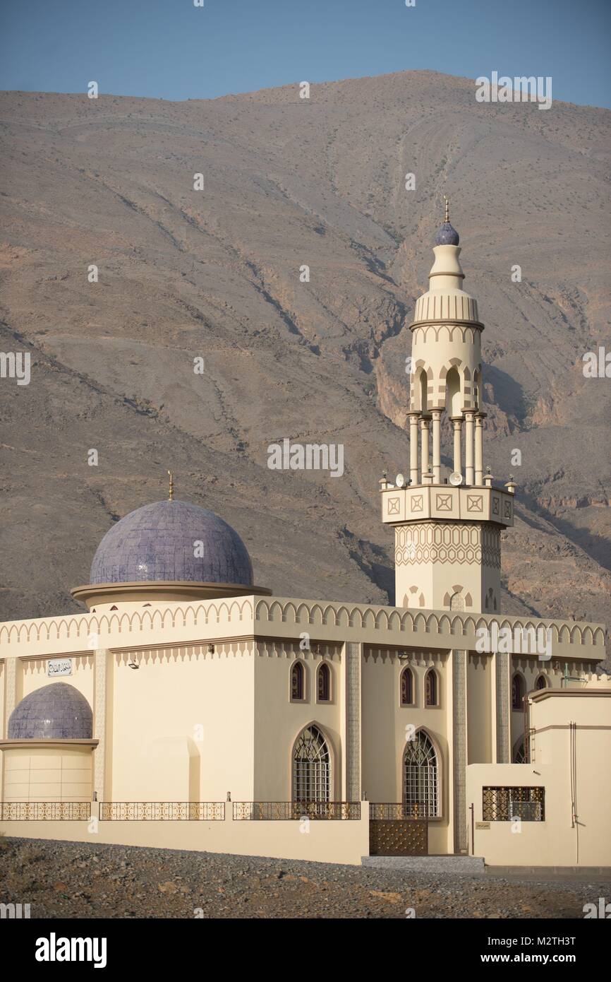 Une mosquée en face de l'Al Hajar montagnes près de Nizwa, Oman, le 02.10.2017. Dans le monde d'utilisation | Banque D'Images