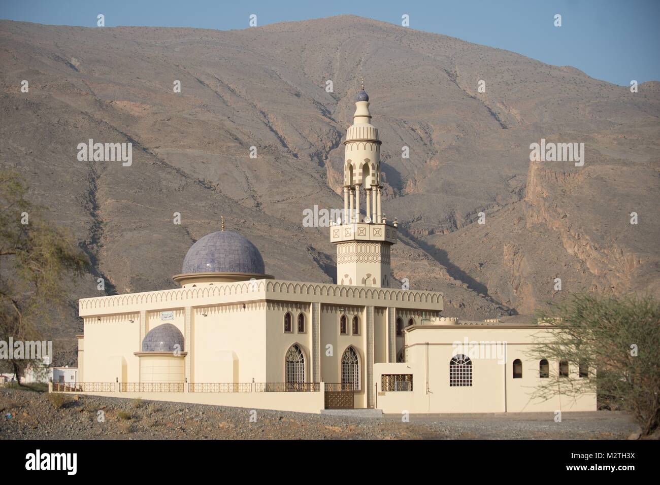 Une mosquée en face de l'Al Hajar montagnes près de Nizwa, Oman, le 02.10.2017. Dans le monde d'utilisation | Banque D'Images